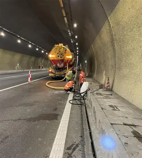 潮阳隧道排水渠清淤